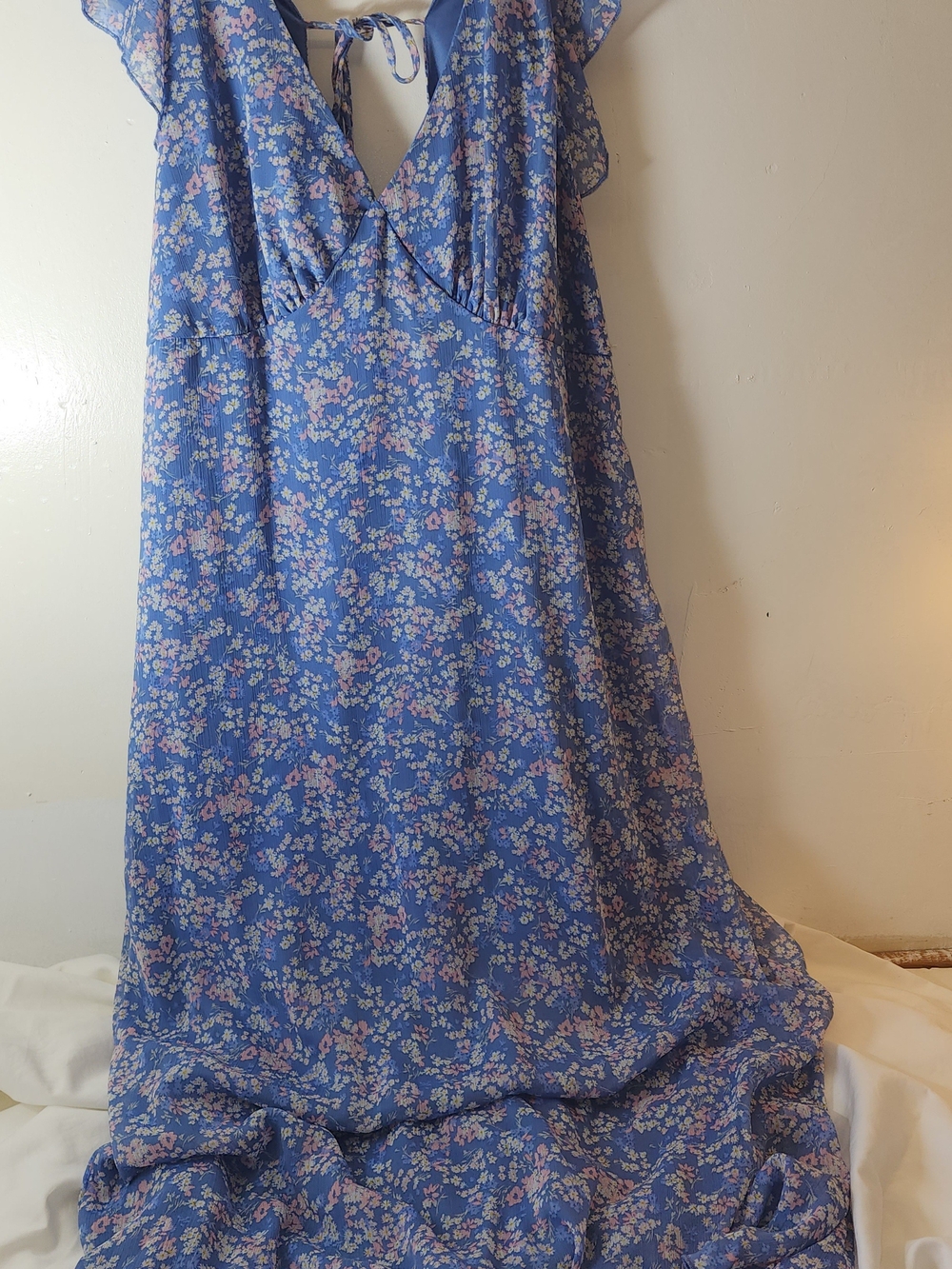 No Boundaries Blue Floral V-Neck Tie-Back Chemise